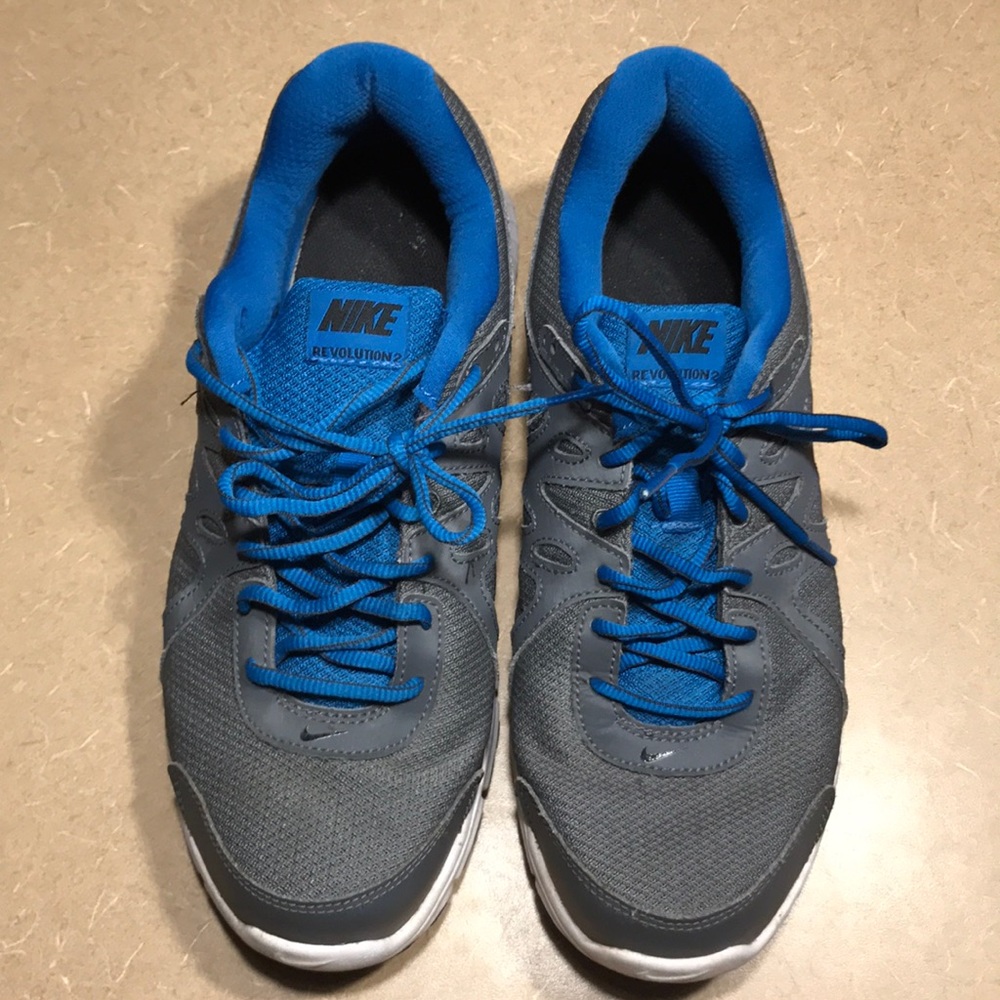 Men's Nike tennis shoes size 11